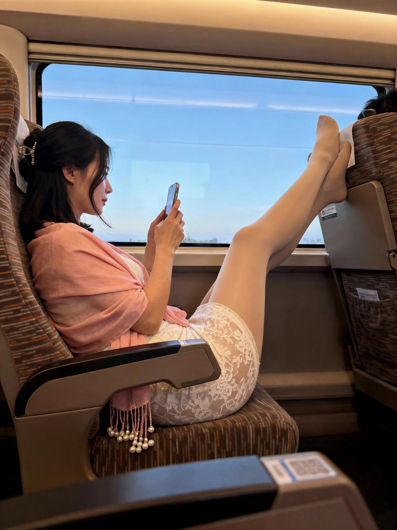 坐高铁遇到的，你们说说，这样的女孩我能搭讪成功吗？