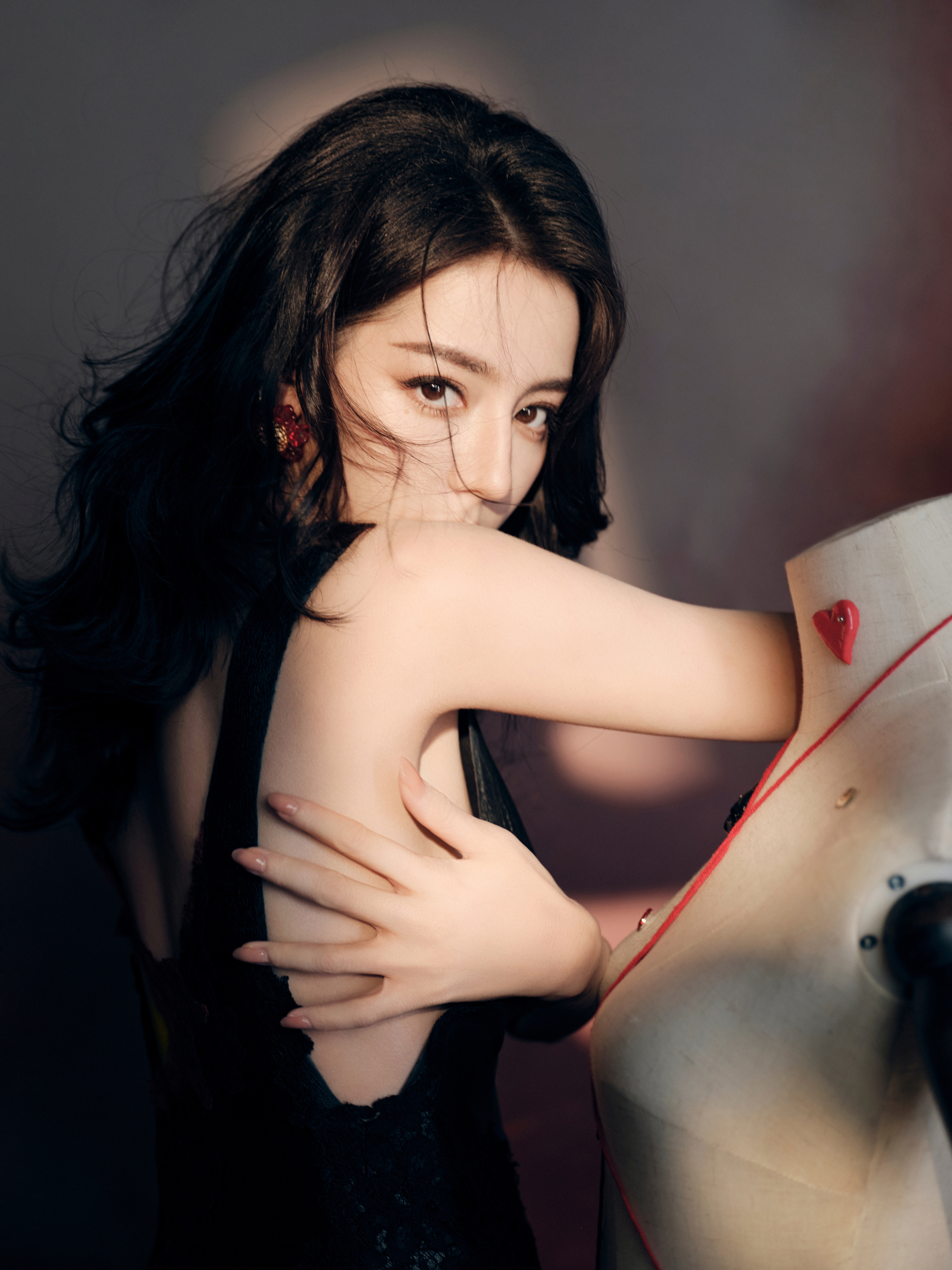 迪丽热巴×「白日提灯」剧宣活动造型Look，身穿Moliiin2024