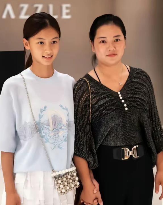 现在全网最不淡定的人应该就是七七妈妈了吧。谁能想到啊，就帮闺女接个商演的功夫，