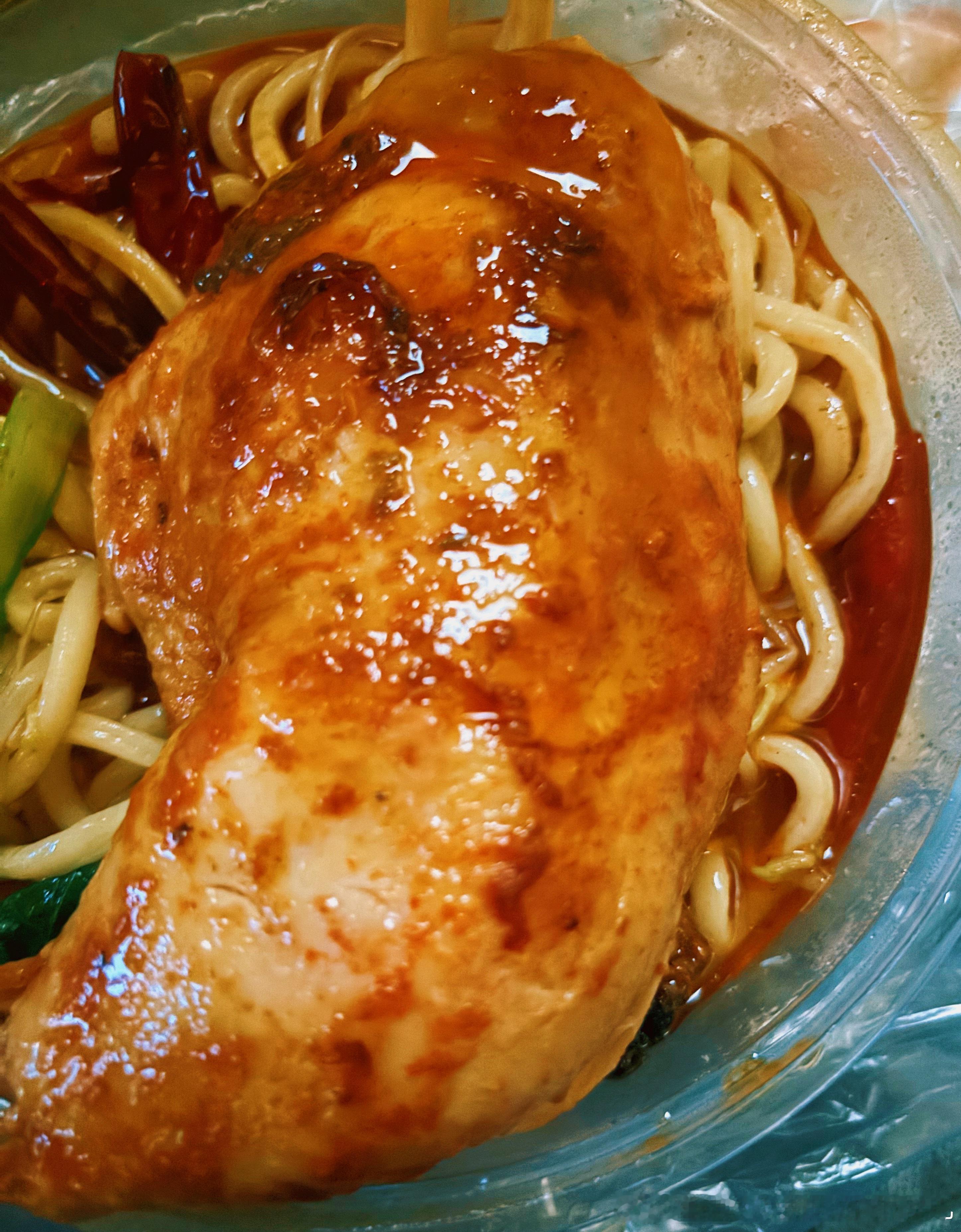 今日份的板面搭子——奥尔良大鸡腿🍗香个跟头[大笑][大笑]​​​