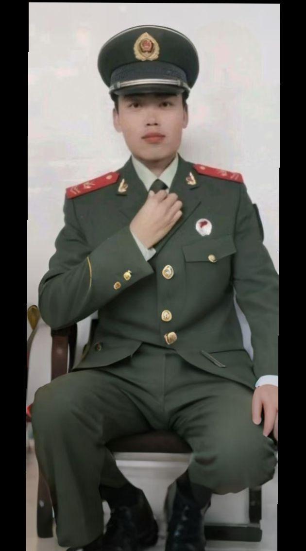 左手牵你右手敬礼我要上热们重要事情说三遍