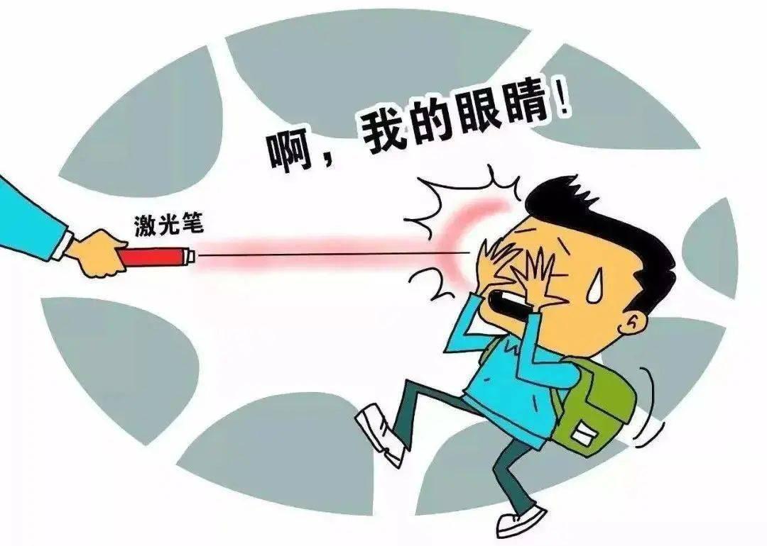 揪心！小学生玩笔戳眼视力暴跌至0.1，不起眼文具竟藏致命风险，家长赶紧看过来！