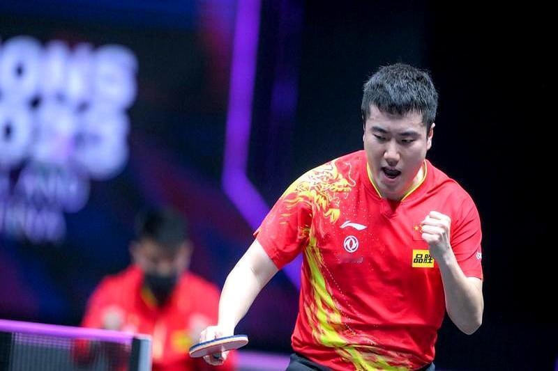 大家发现没？这次梁靖崑参加成都混合团体世界杯比赛，有三大变化：1、头发变短且黄染