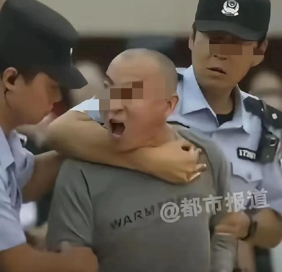 山东那个叫曾小孩的主犯这回算是让大家见识了什么叫真正的狂。一审法庭上刚宣