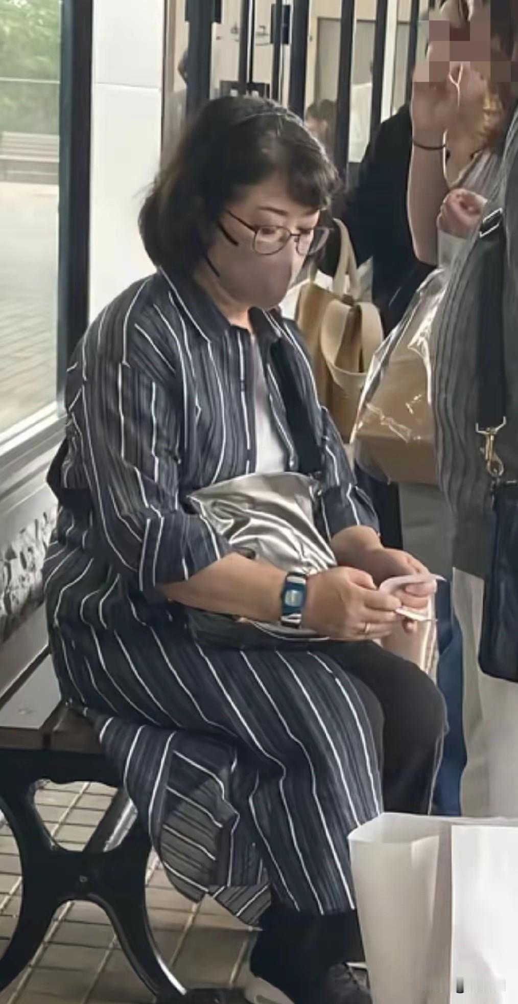 日本影星三浦友和（73岁）与山口百惠（66岁）在东京一家购物中心逛街购物，两人以