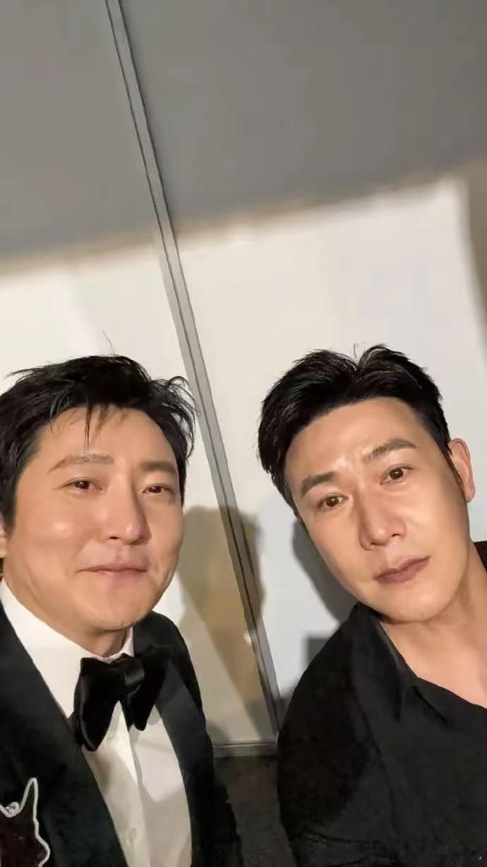 昨日某颁奖晚会，陆毅登台发表获奖感言时喊话郭京飞，调侃家里有细心护短的姐夫有多幸