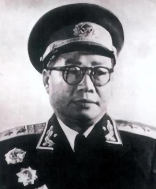 1955年，授衔典礼上，他拄拐站在最后一排——毛泽东一眼看见那条空裤管，当场点名