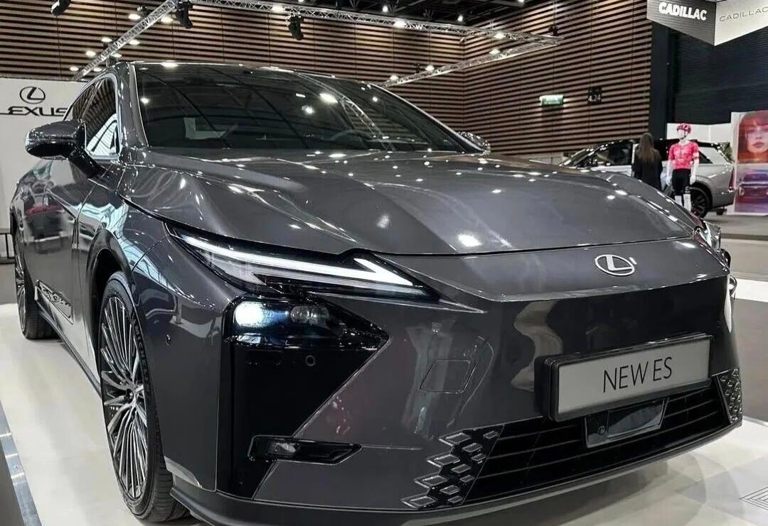 帅是帅，但2026年的雷克萨斯ES还敢认吗？当“移动茶室”变成“未来战甲”，老车