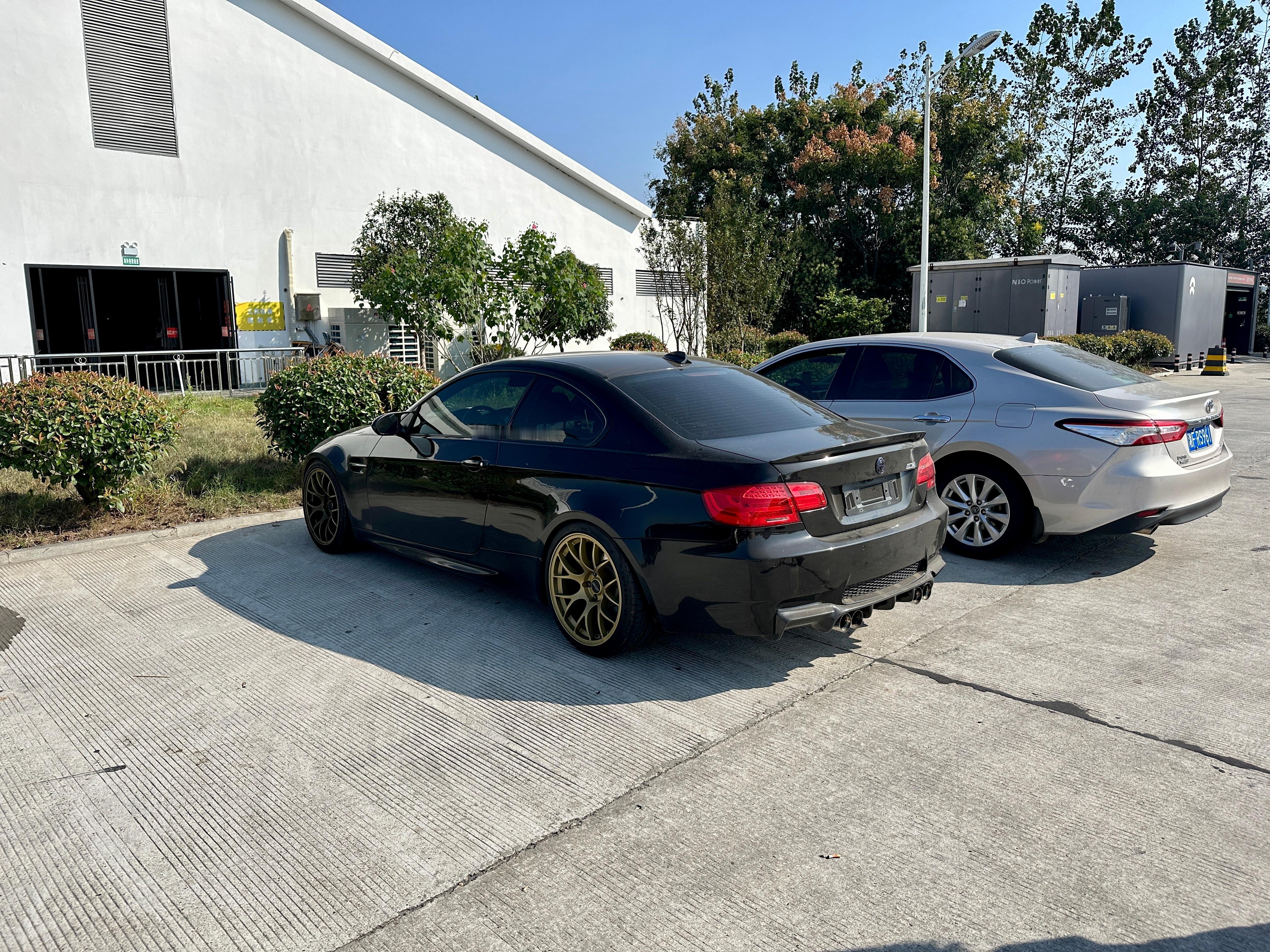 这别车座椅还不错。开了5个小时屁股才开始痛。普通车型4个小时，屁股就会开始痛。我