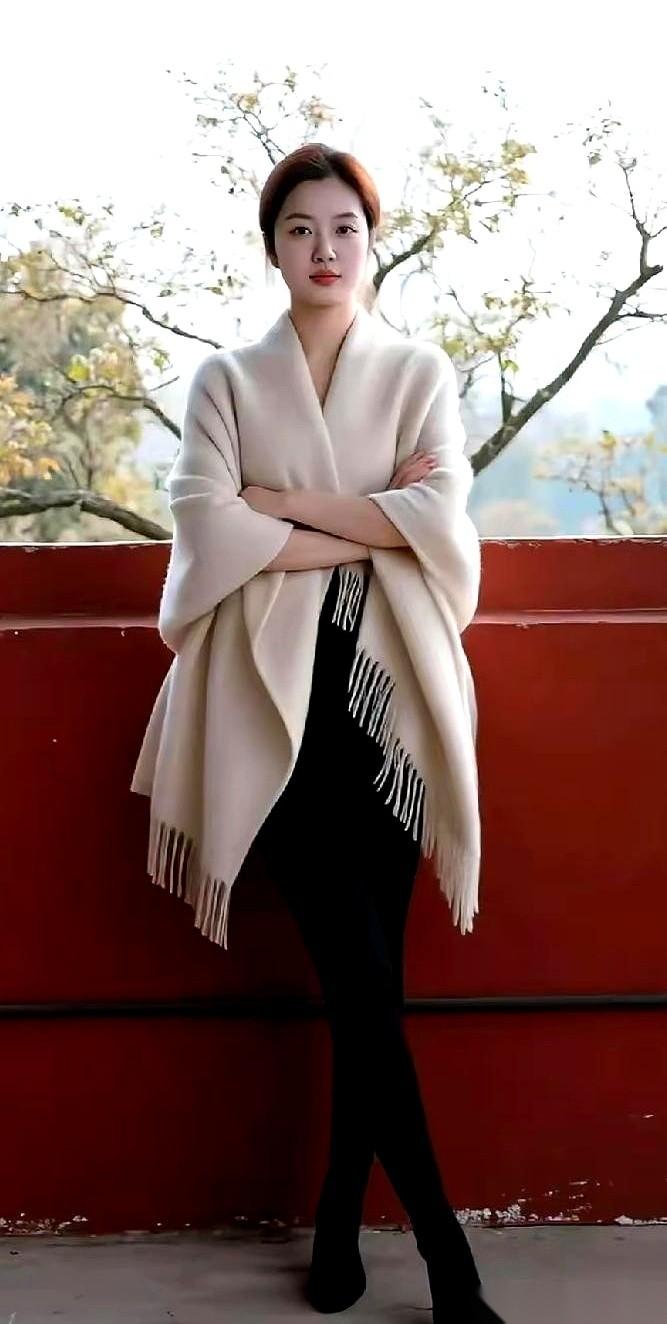 我那个初中就辍学的堂弟，前两天听说，在县城搞了五六套房。村里人谁家少只鸡，我叔