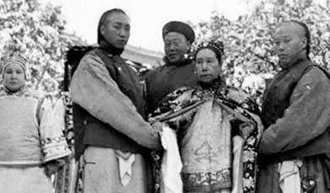 1900年，慈禧狼狈逃窜至山西首富乔家，临行时，慈禧让乔家借她10万两，乔致庸扑