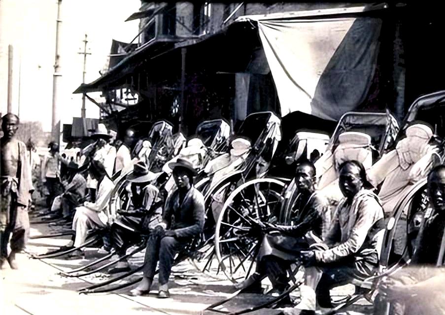 当年，冯玉祥便装私访，他坐上黄包车，问车夫：“冯督军这人怎样啊？”车夫一听，破口