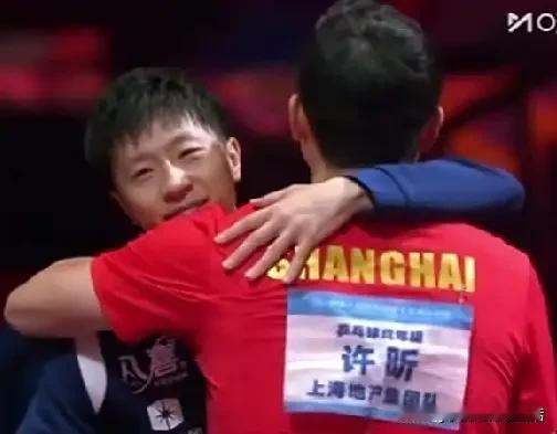 马龙和樊振东拥抱，马龙和许昕拥抱，许昕和王楚钦拥抱。四个男人，两个老将，