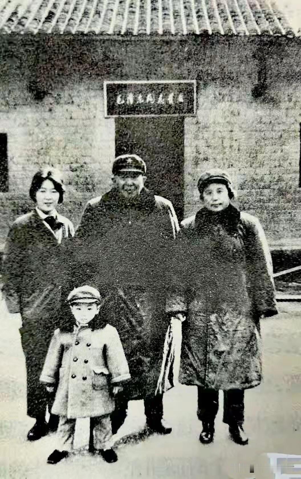 📸照片解读拍摄时间：1977年拍摄地点：湖南韶山·毛泽东同志故居门前