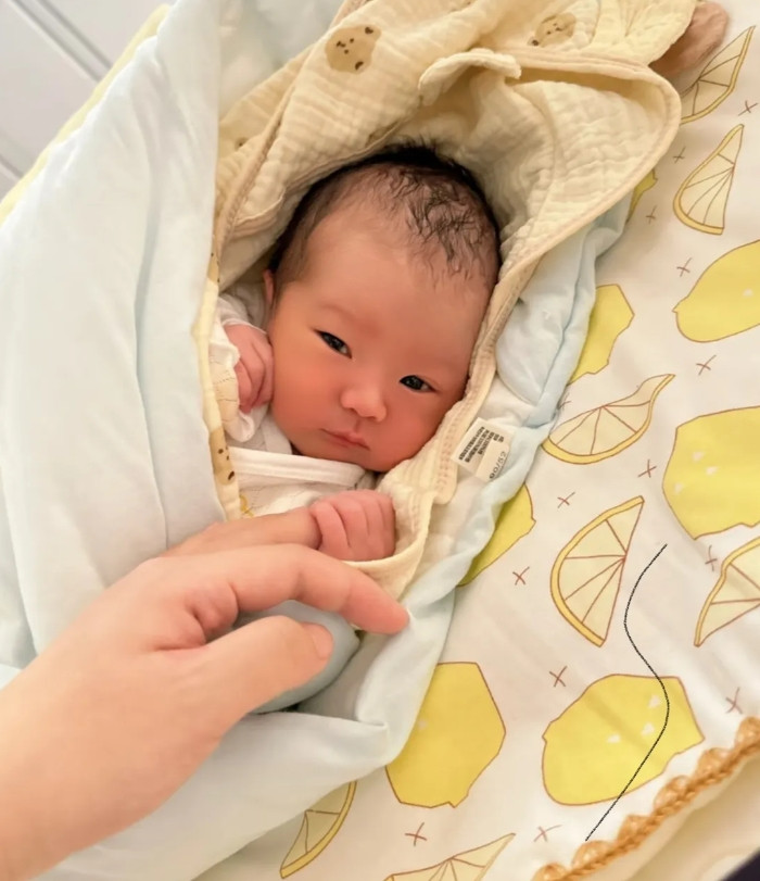 我是娘家妈，闺女今天生了个大胖小子。早在怀孕时，闺女就和我说让我去她家照顾她出月