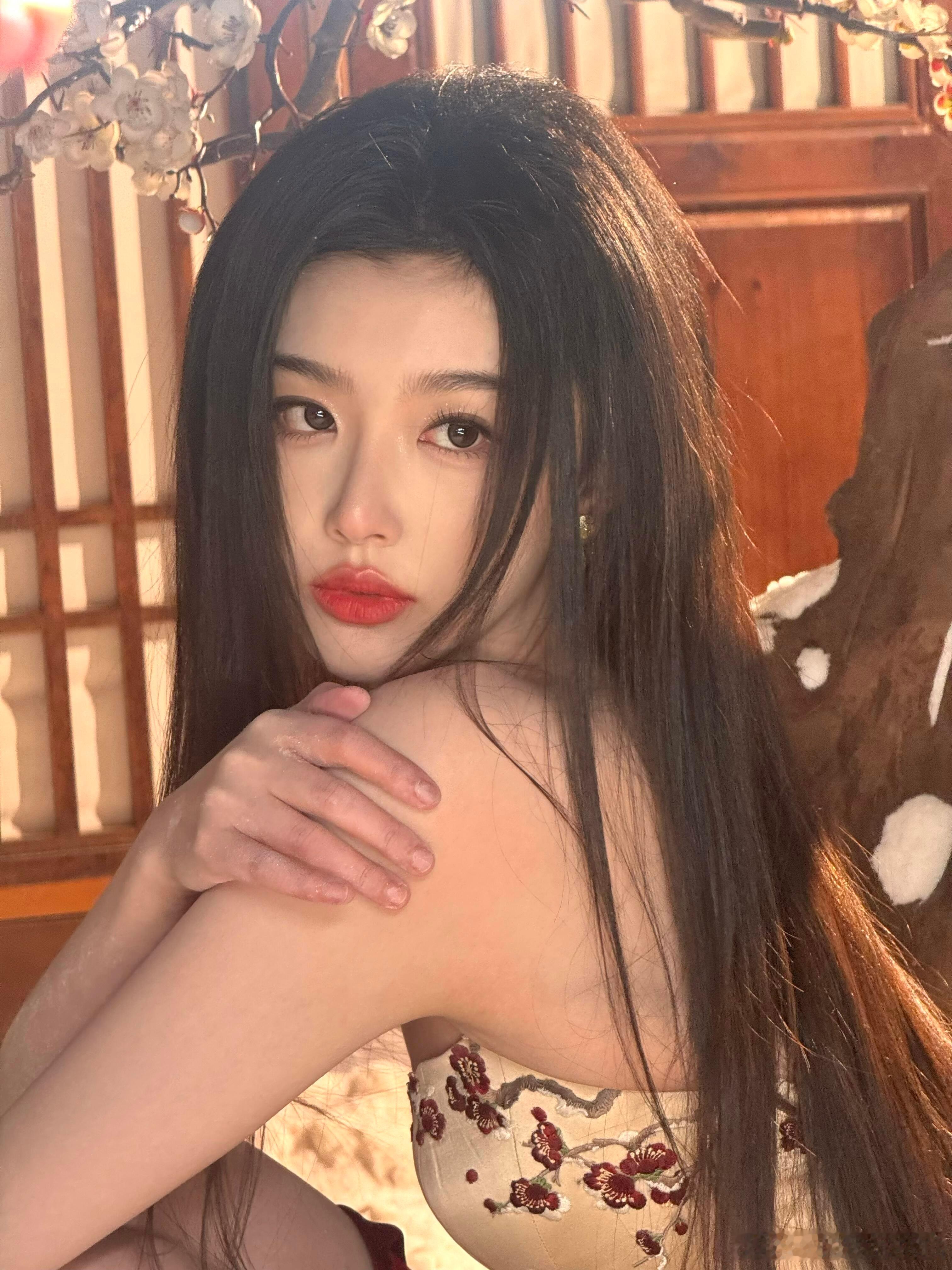 孔雪儿一组阴湿女鬼风格大片，雪地、梅花很是别有一番风味♣️