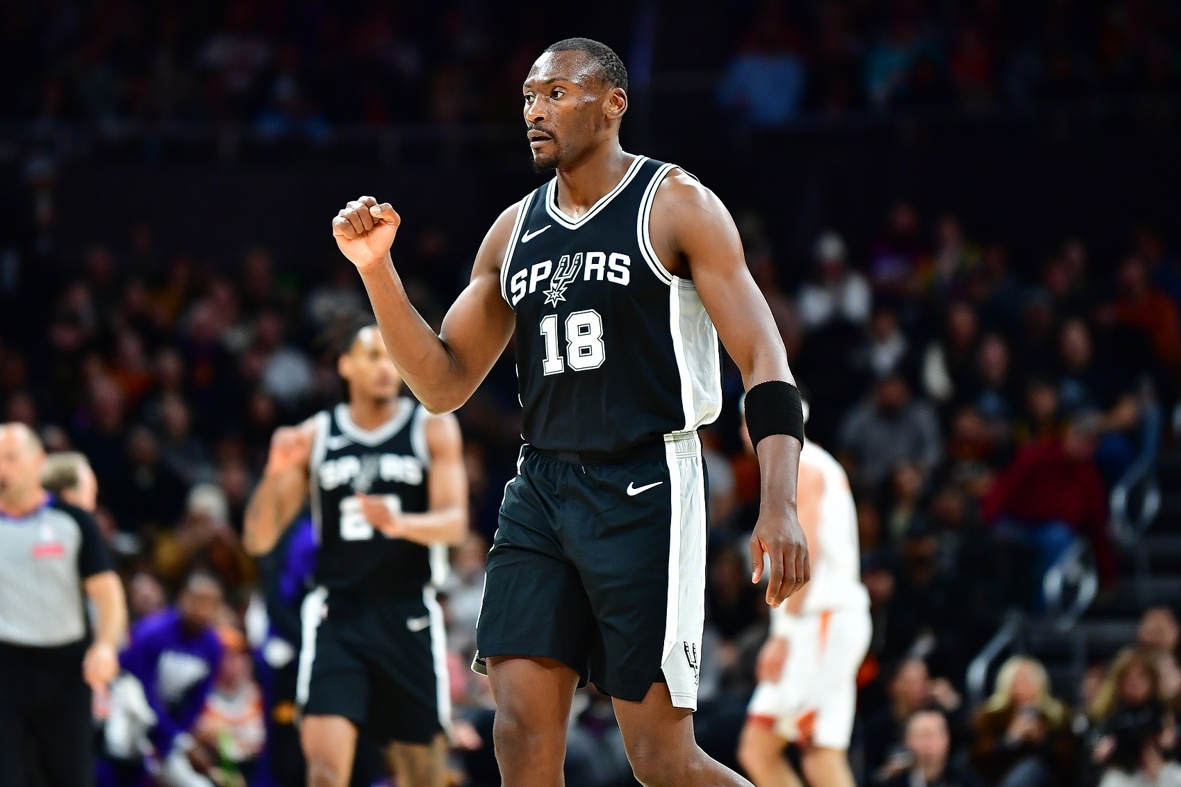 🤔美记：马刺队计划在本周末之前裁掉老将中锋比永博据美记RobMurrows