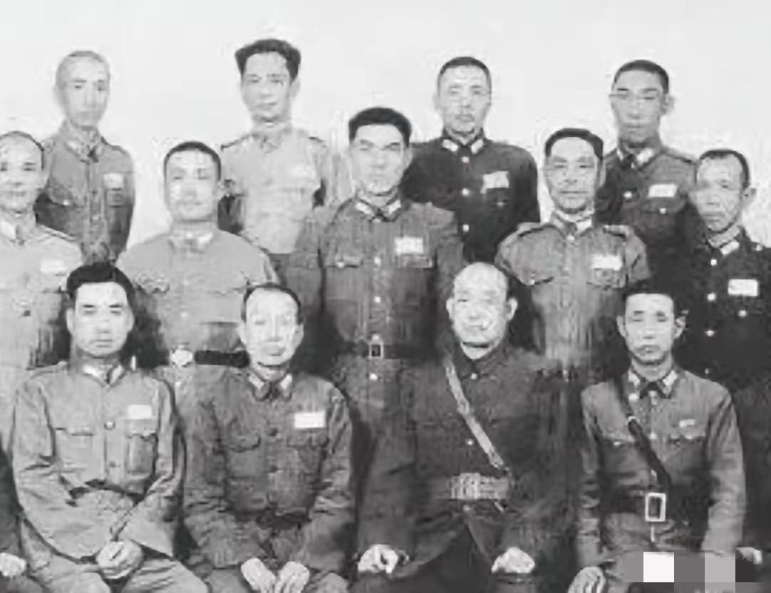 抗战胜利后，作为杂牌部队师长的鲍汝澧想要投奔八路军，但他的部下都不赞成。师参谋长