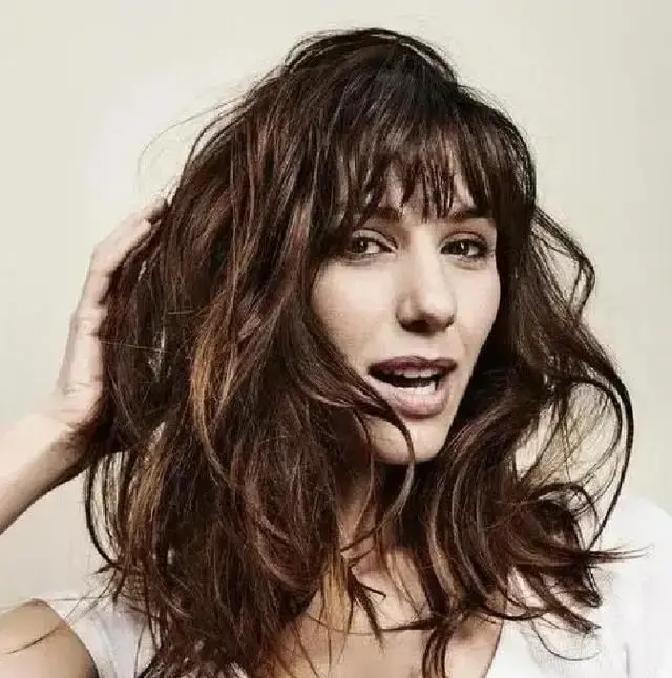 2013年11月20日，法国中部一个叫Poil的小村庄外，一位天气女主播光着身子