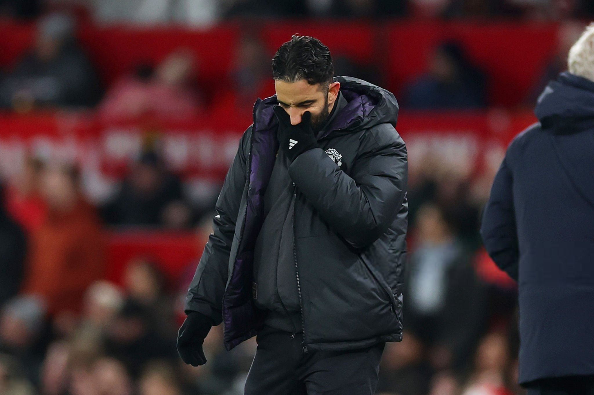 接近全场11打10，落后却没有变阵加强进攻，阿莫林不愿意变通，临场指挥能力偏弱的