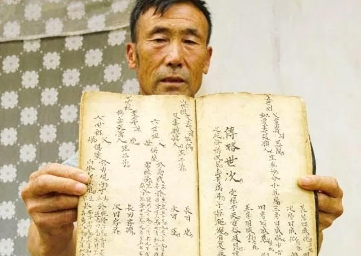 2005年深秋，甘肃农民李文生带着一本泛黄家谱和一枚印章前往北京社科院。他要告诉