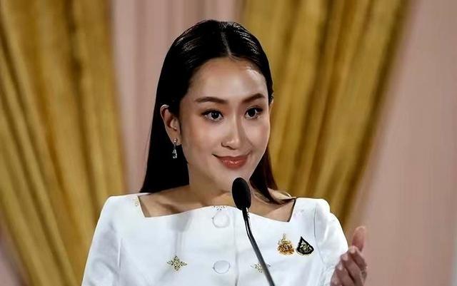 泰国前总理他信，出狱了。流亡多年，回国只坐了8个月的牢。铁门打开那一刻，他女儿佩
