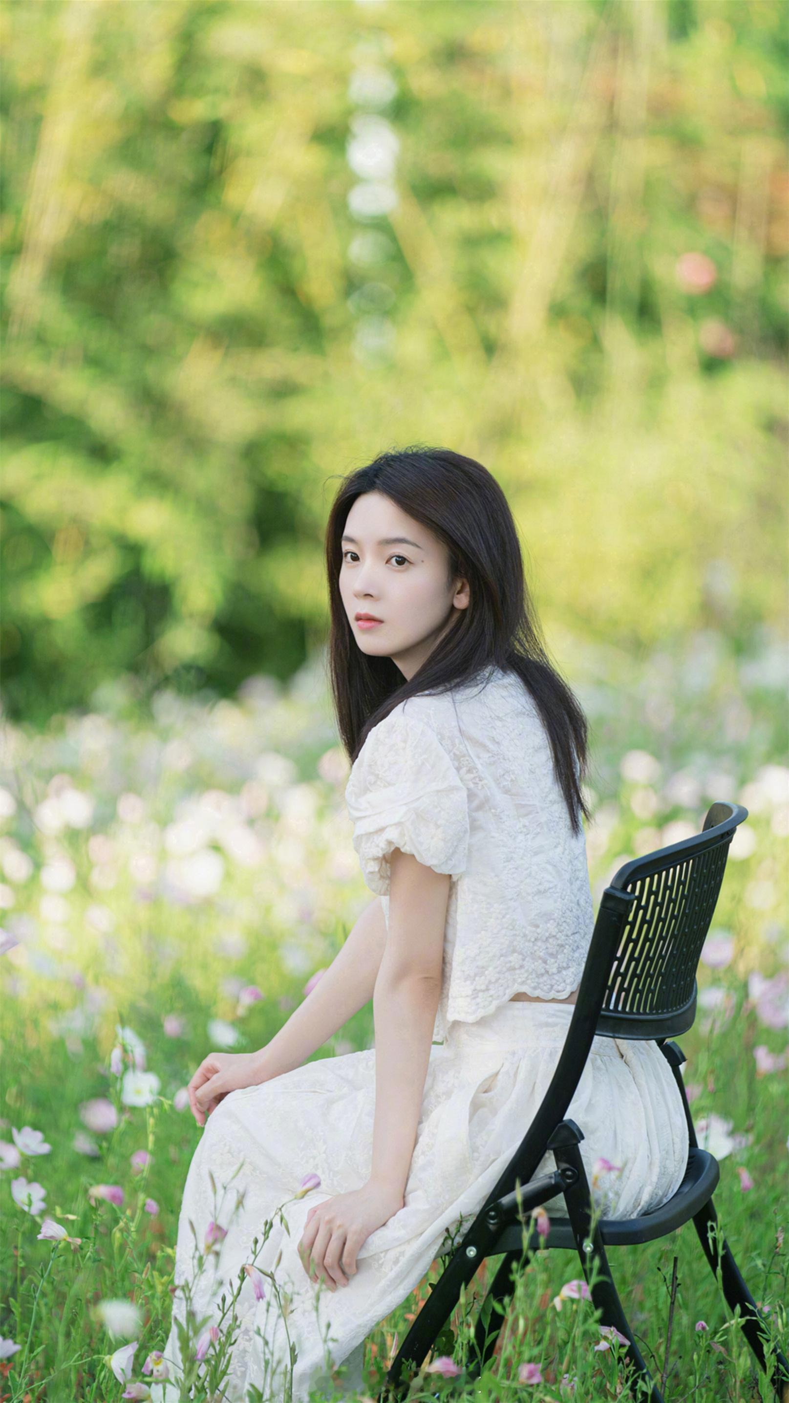 陈瑶绿植鲜花白色蕾丝裙甜美写真