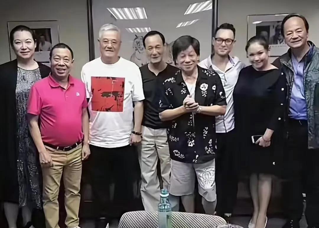 赵本山夫妇设家宴招待梁小龙、狄龙等影视大佬，这阵仗太牛了。之前赵本山宴请洪金宝和