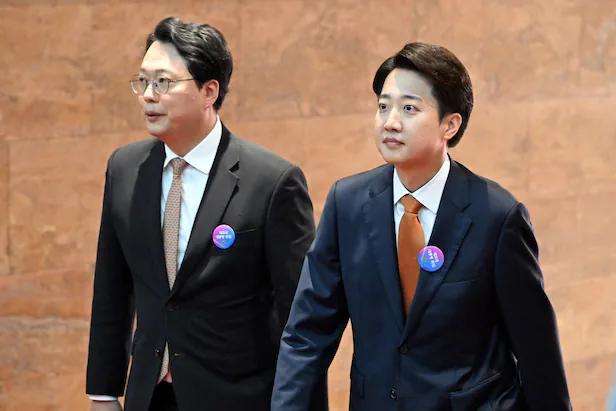 李在明就职典礼进入会场时，现场300多人“大部分”起立鼓掌。约3分15秒的掌