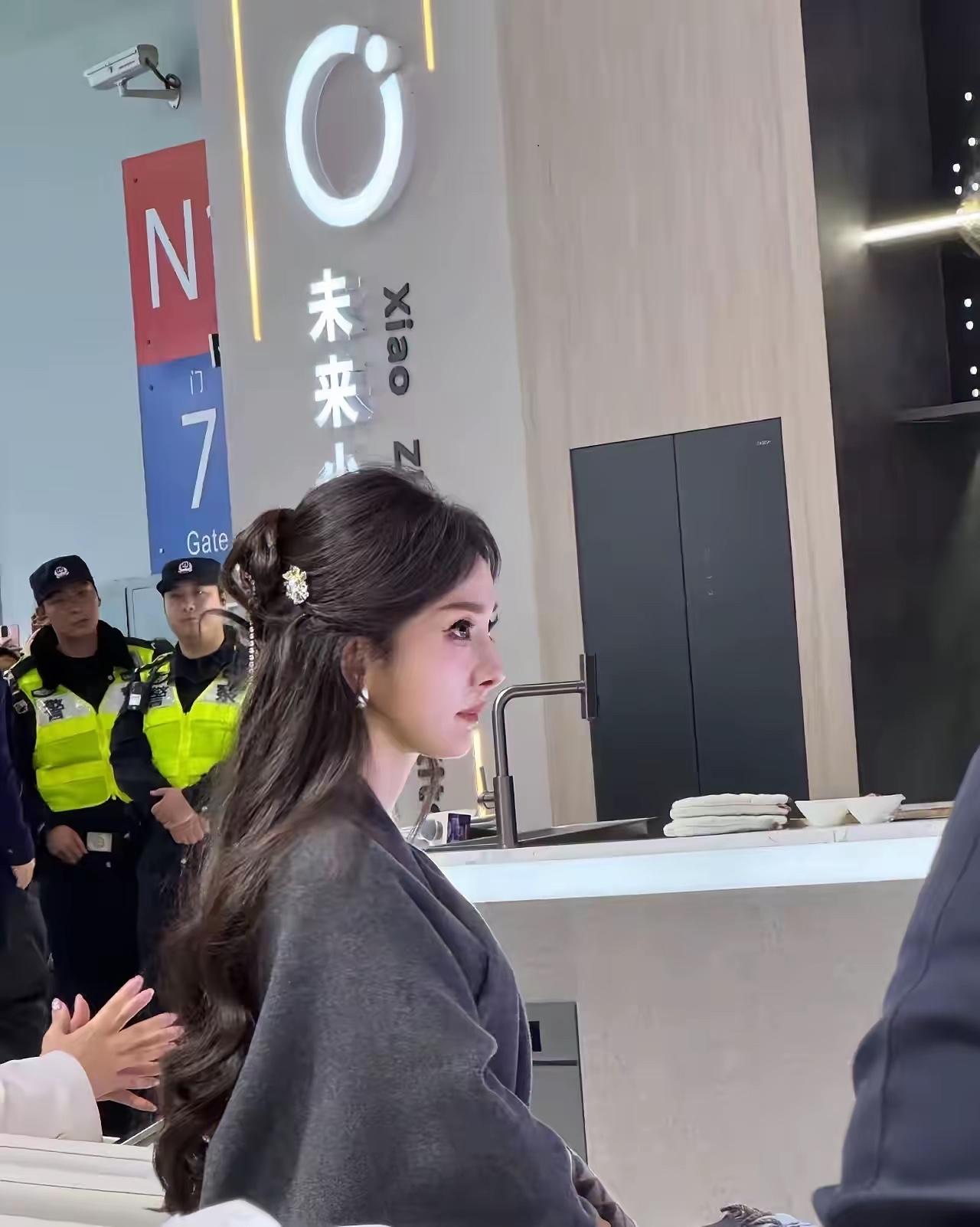 近期，杨幂参加活动时的画面，这个侧颜真的好nice啊。杨幂的披肩穿搭Look