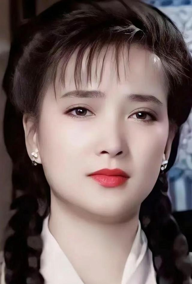 女星何晴突然传来离世的消息，有人说她还那么年轻就走了，有人却说她年纪也不小了，其