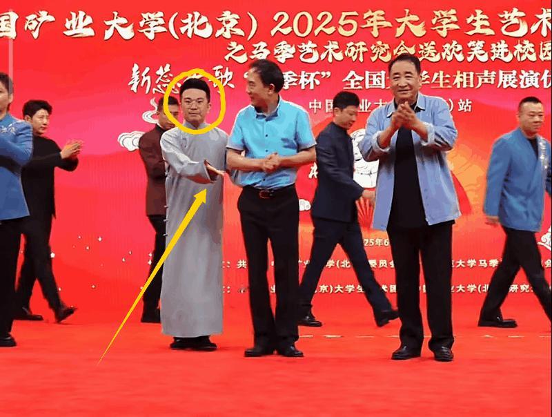 曹云金被冤枉了。徒弟李春艺上台拍照，本来站在姜昆老