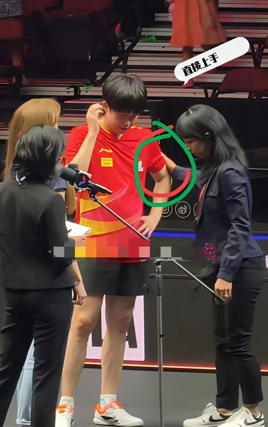 王楚钦的边界感是出了名的严，尤其是对待陌生女性，恨不得隔着十万八千里，这一