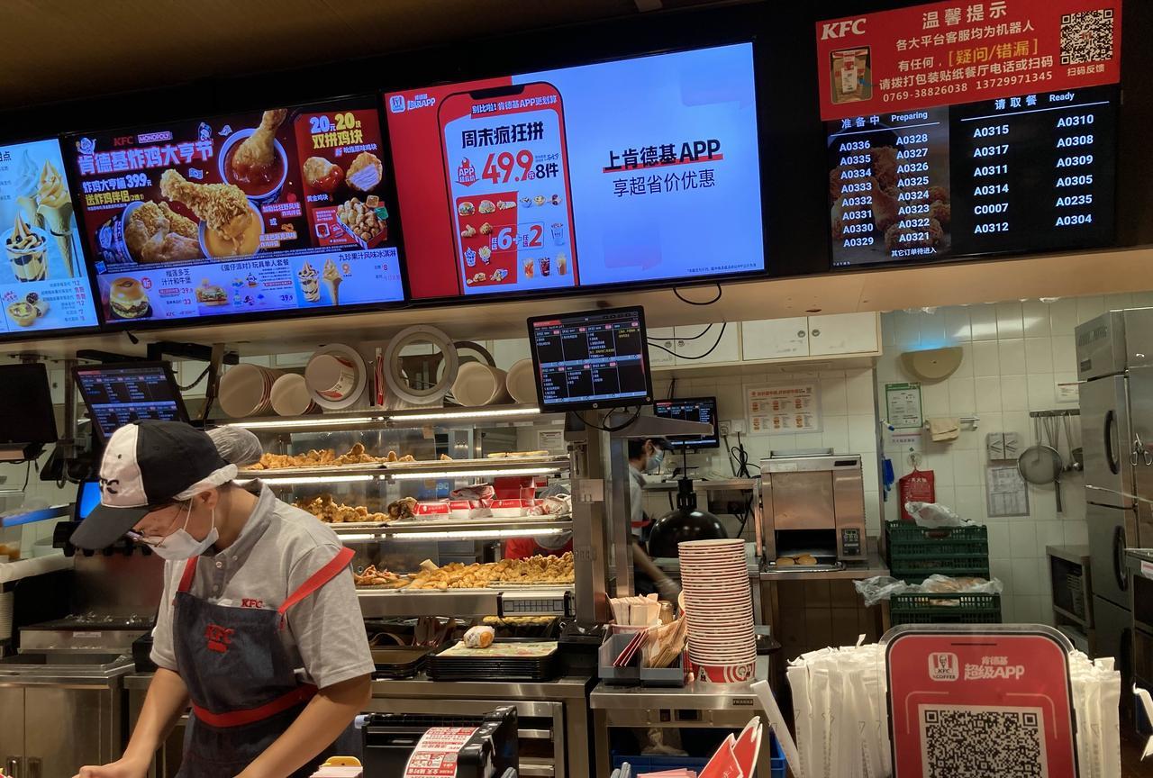 晚餐吃了一顿肯德基，讲真，如今肯德基是真划算，69块钱买到28个鸡腿（有炸翅、有