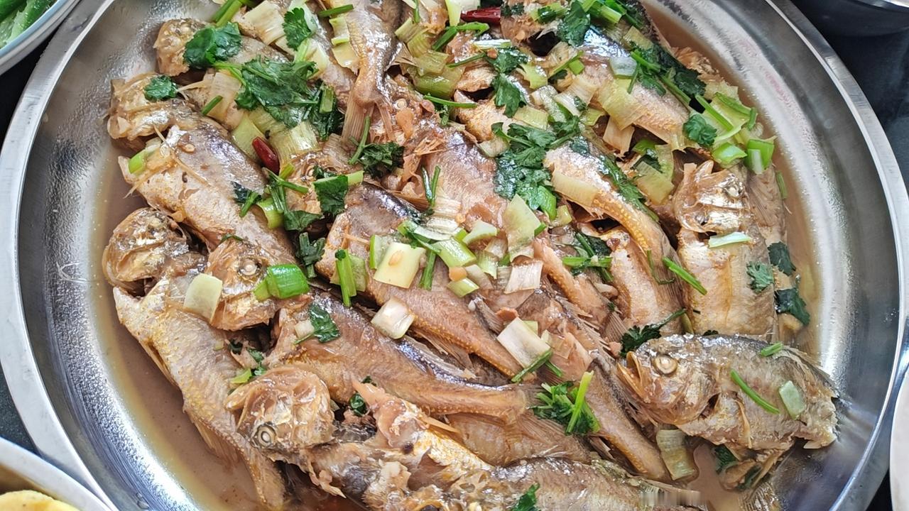 分享一张你们家乡美食的照片酱焖鱼，应该是胶东特色吧。看到网上不少友，都是清蒸鱼、