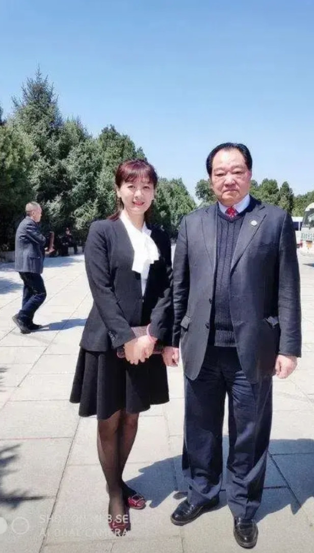许海峰的女儿在英国学习工作并定居下来从未想过要继承父亲的射击事业。许佳现