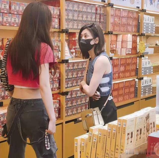 50岁贾静雯看起来好似20几岁！一身穿设计感牛仔镂空背心，搭配黑色长裤，斜挎