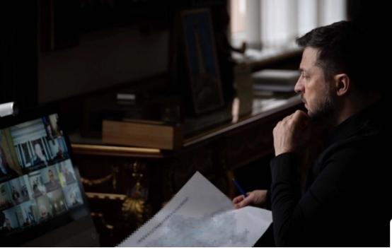 俄为何选2月22日下死手？泽连斯基紧急开会，一个秘密被揭开。 2月22日凌晨