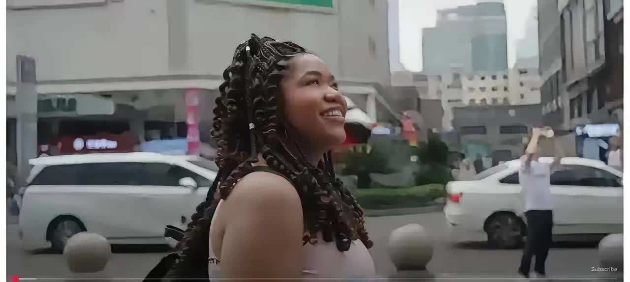 这个35岁黑人女孩快要把全美的网友整疯了！这位在四川成都做外教的女子，年收入为3