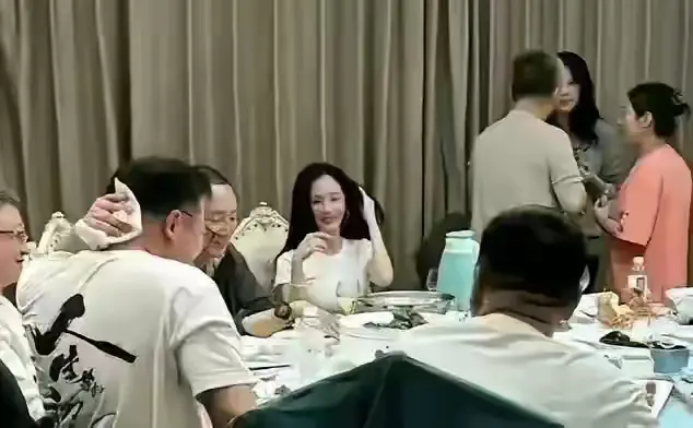 原来女明星陪大佬吃饭都是素颜啊！