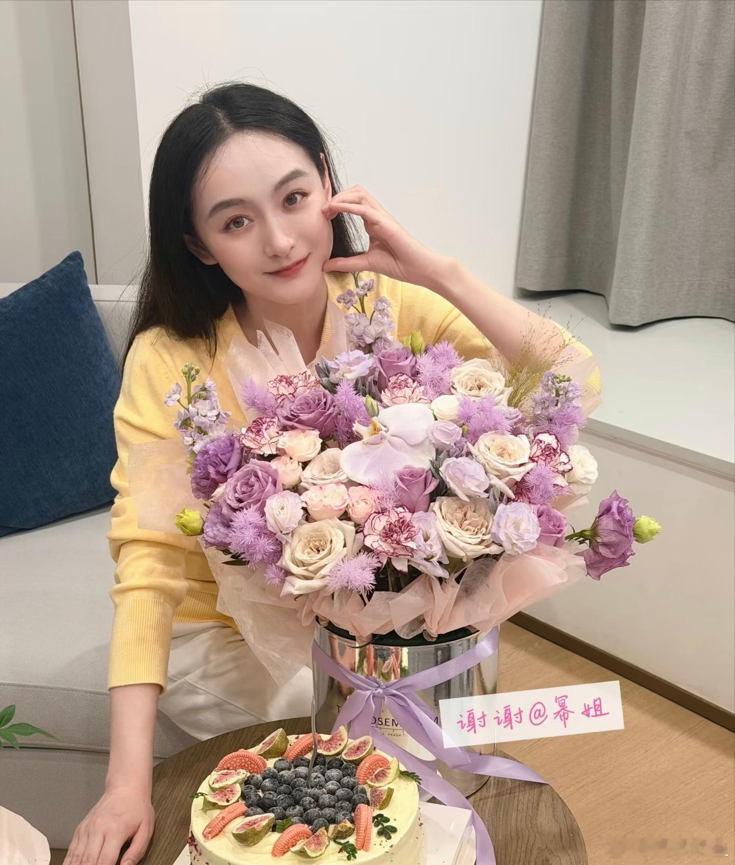 这个时候怎么没人说“杨幂谁火跟谁玩了”杨幂给何泓姗送了蛋糕和花何泓姗很🔥嘛