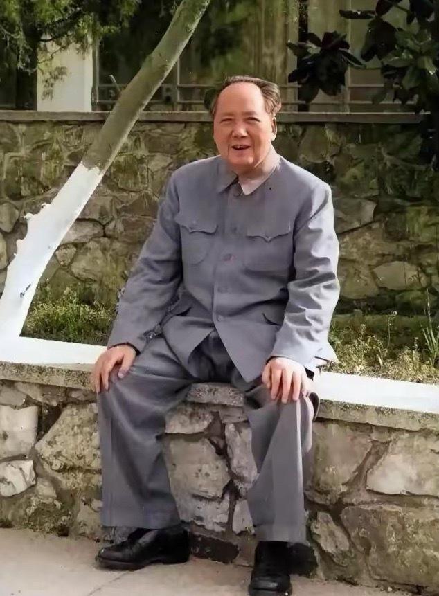 1964年的毛泽东同志，时年71岁。一张彩照。