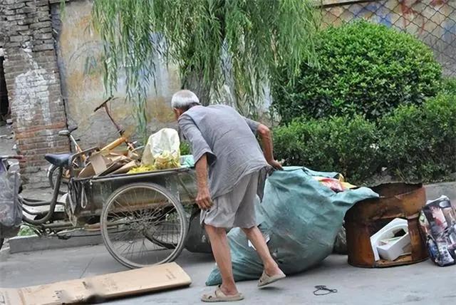 老干部因为瞎折腾丧命！20多年前，我们单位有一个老干部因为瞎折腾而丧命。老干