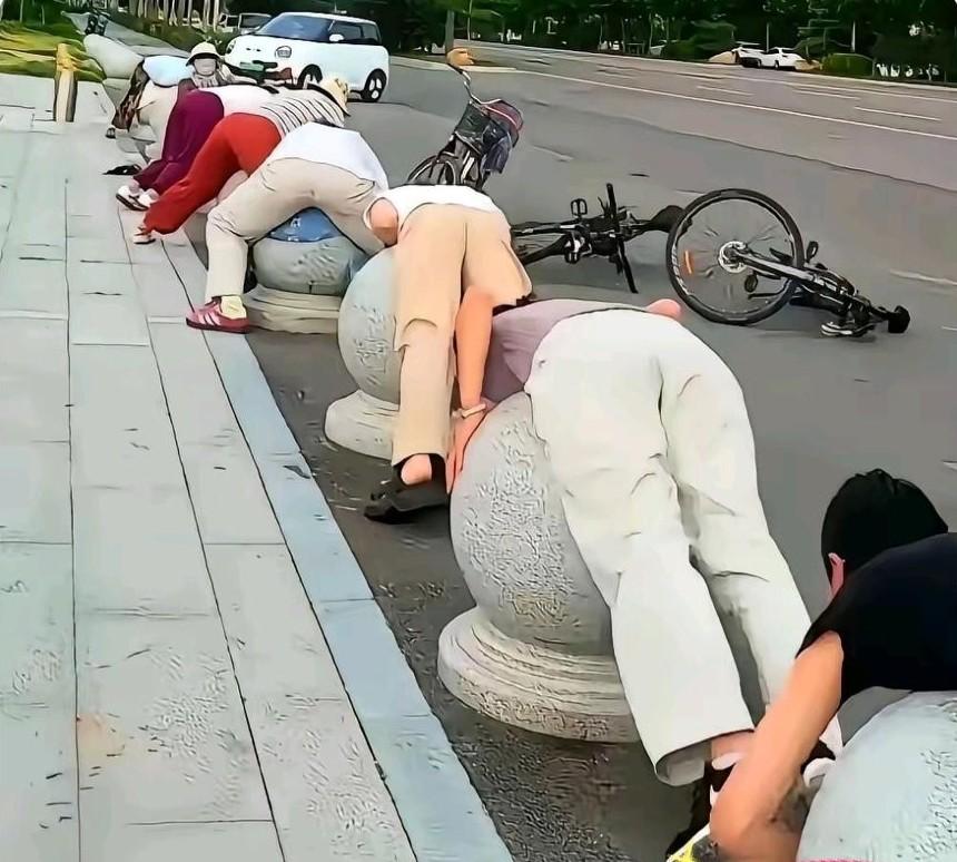 真是发神经了！外面气温高达40度，在家开着空调才舒服，可她们几个偏要在外面石墩上