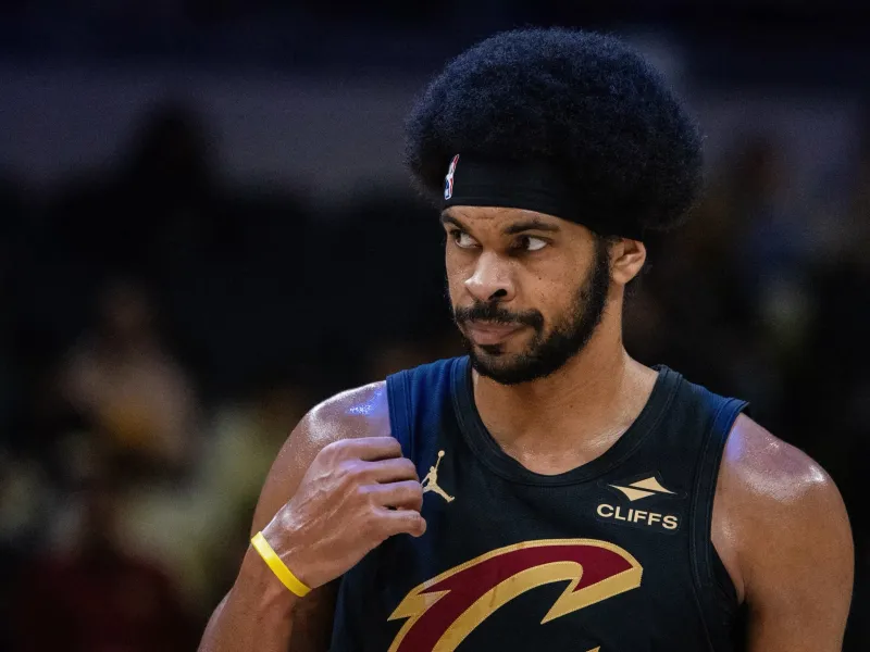 骑士官方伤病更新，贾勒特·阿伦因膝伤确认缺阵明日对阵奥兰多魔术的比赛，将连续第9