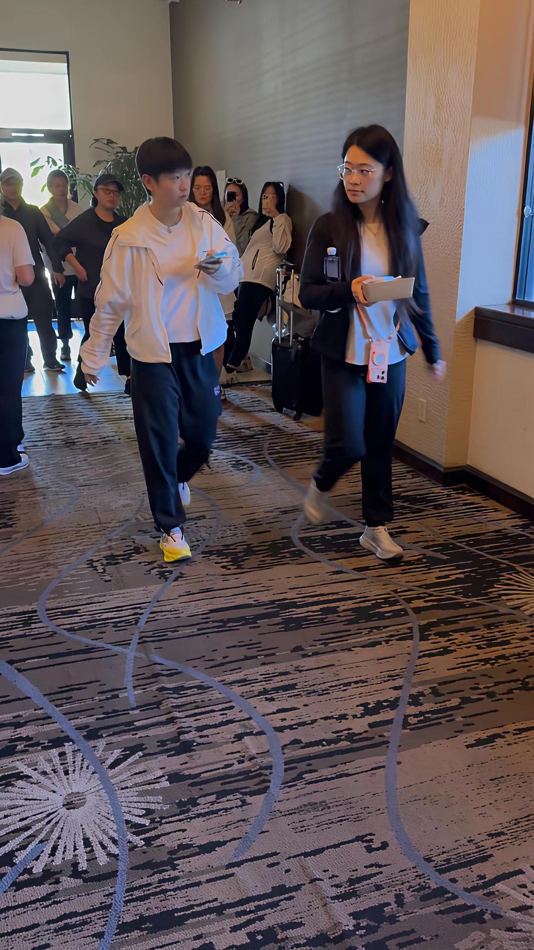 新鲜的莎莎参加活动了！美国大满贯结束了，莎莎没有休息，应美国小学之邀，参加活动