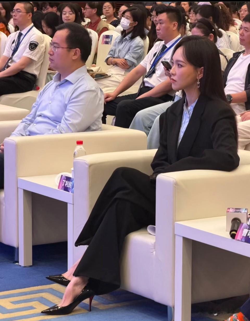 唐嫣这组现场图太耐看了！一身黑色西装套装搭配浅蓝内搭，黑长直柔顺垂落，搭配简