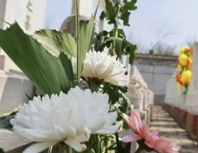 郑强教授曾经说：“很多祖坟都守不到4代，反观潮汕地区，祖坟却能守到40代。”为什