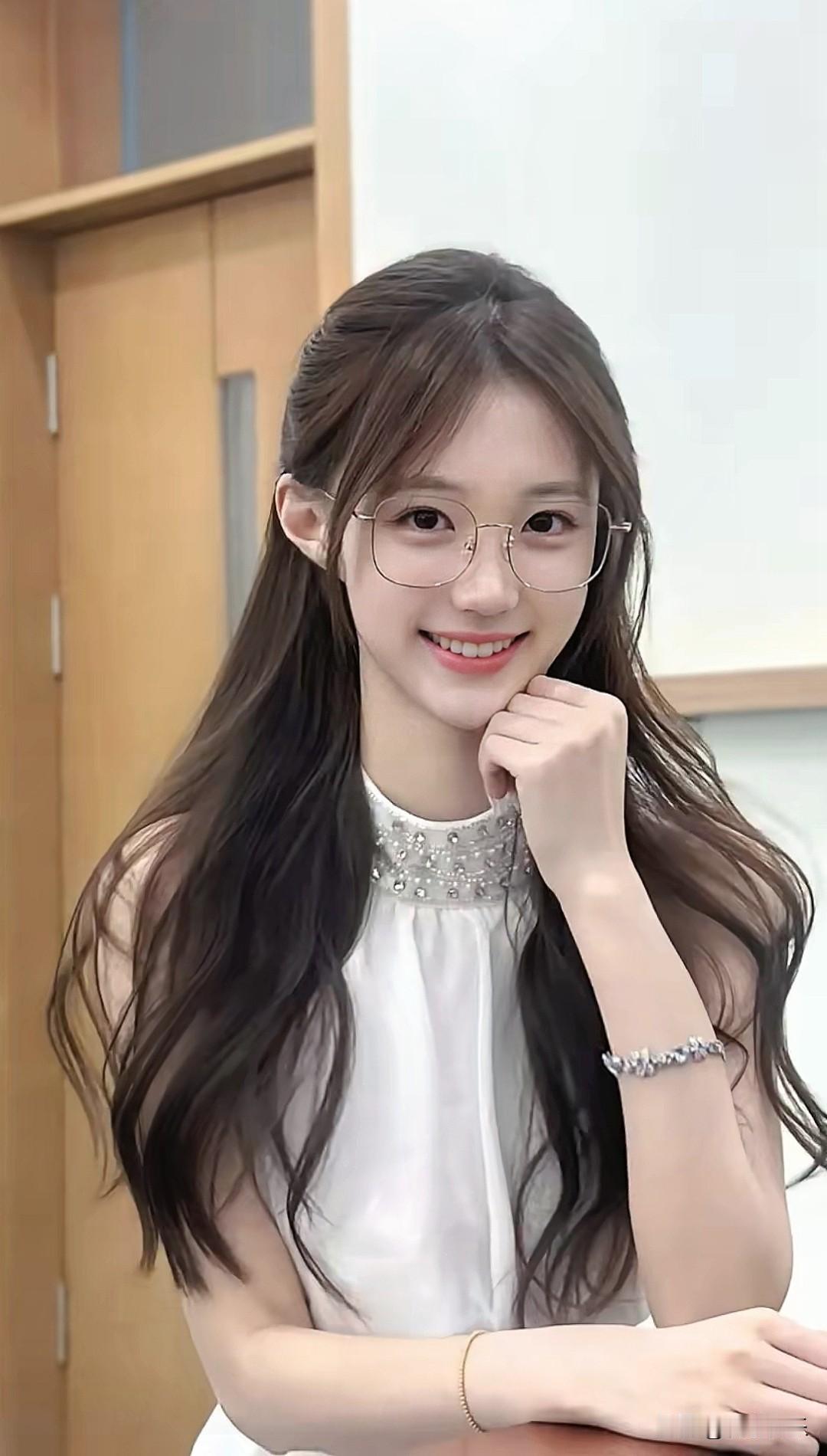 甜美笑容，温柔发丝，清新白裙，元气满满的一天！🌟✨晒图笔记大赛今日分享随手拍