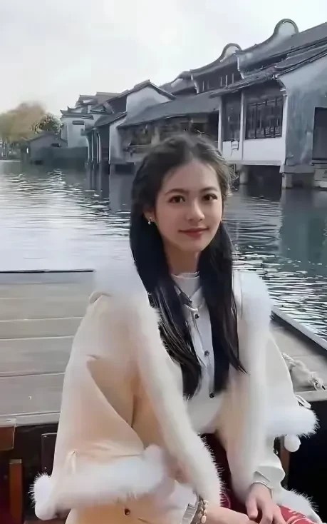 翁虹单个看比较优雅，跟女儿一起就显得有点咋吧了还是女儿更好看穿着搭配时尚，增色不